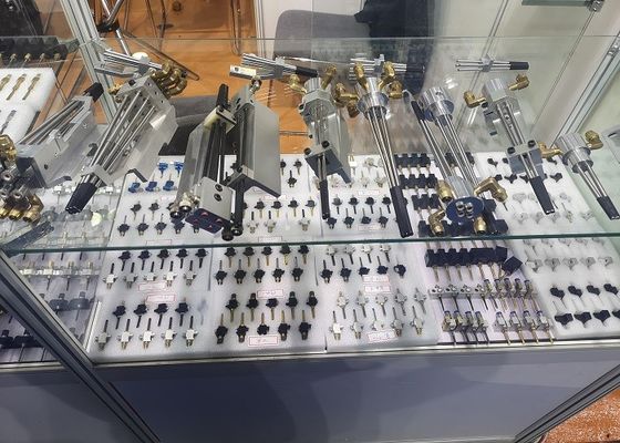 主要なノズルの補助的なノズルの空気ジェット機の織機の予備品の編む織機の予備品